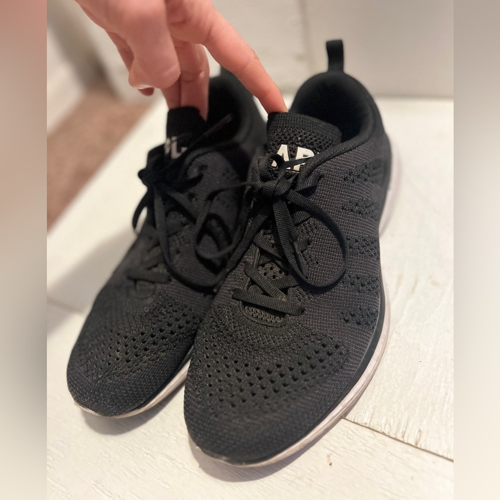 APL 8.5 running shoes